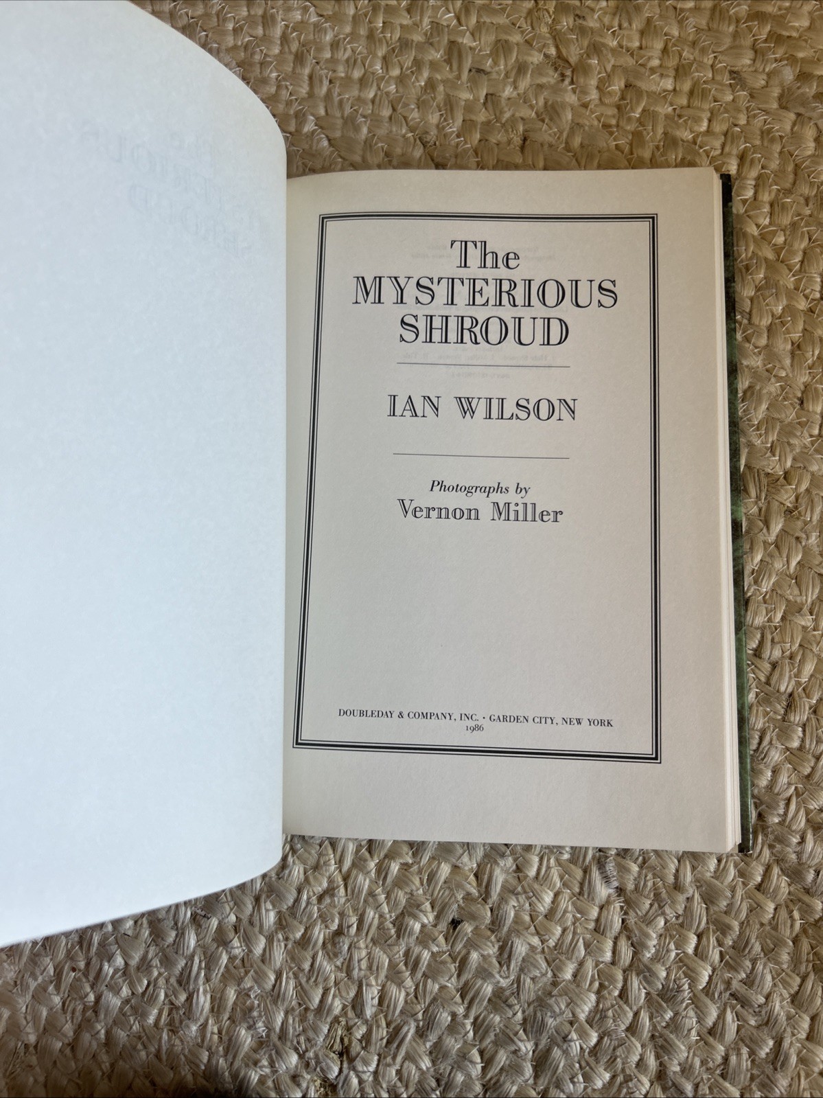 The Mysterious Shroud, Ian Wilson, hardcover, dust jacket, 1986, Mint