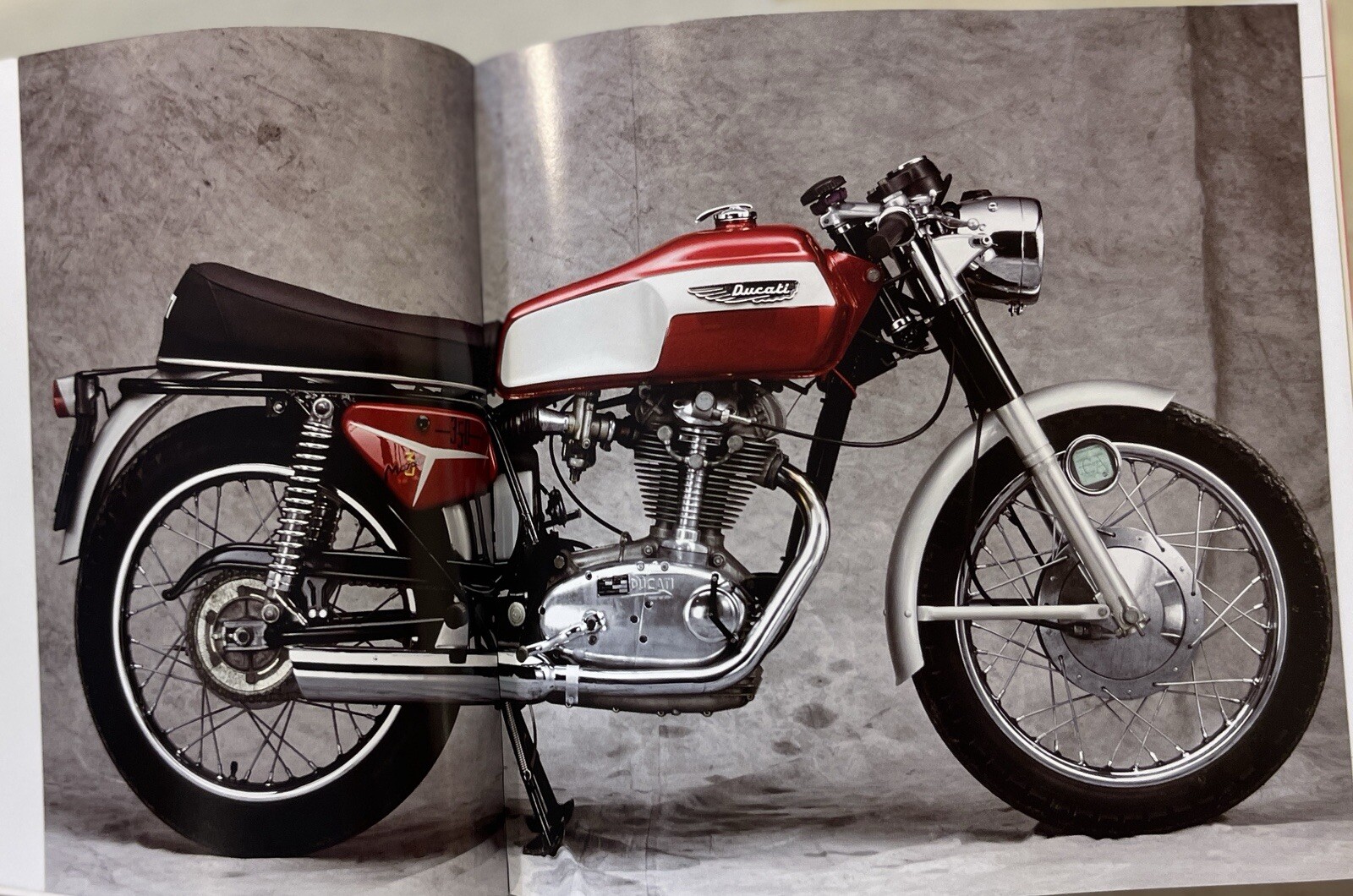 Motorcycles (CubeBook) By Enzo Rizzo 736 Pages