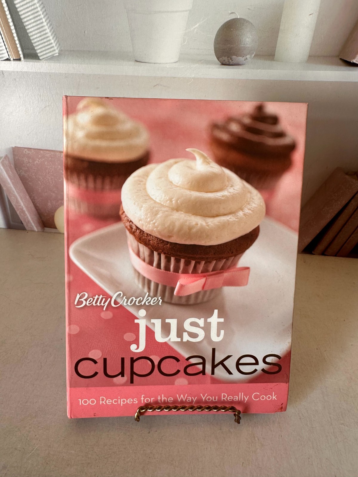 Betty Crocker Cooking Ser.: Betty Crocker Just Cupcakes: 100 Recipes for the Way