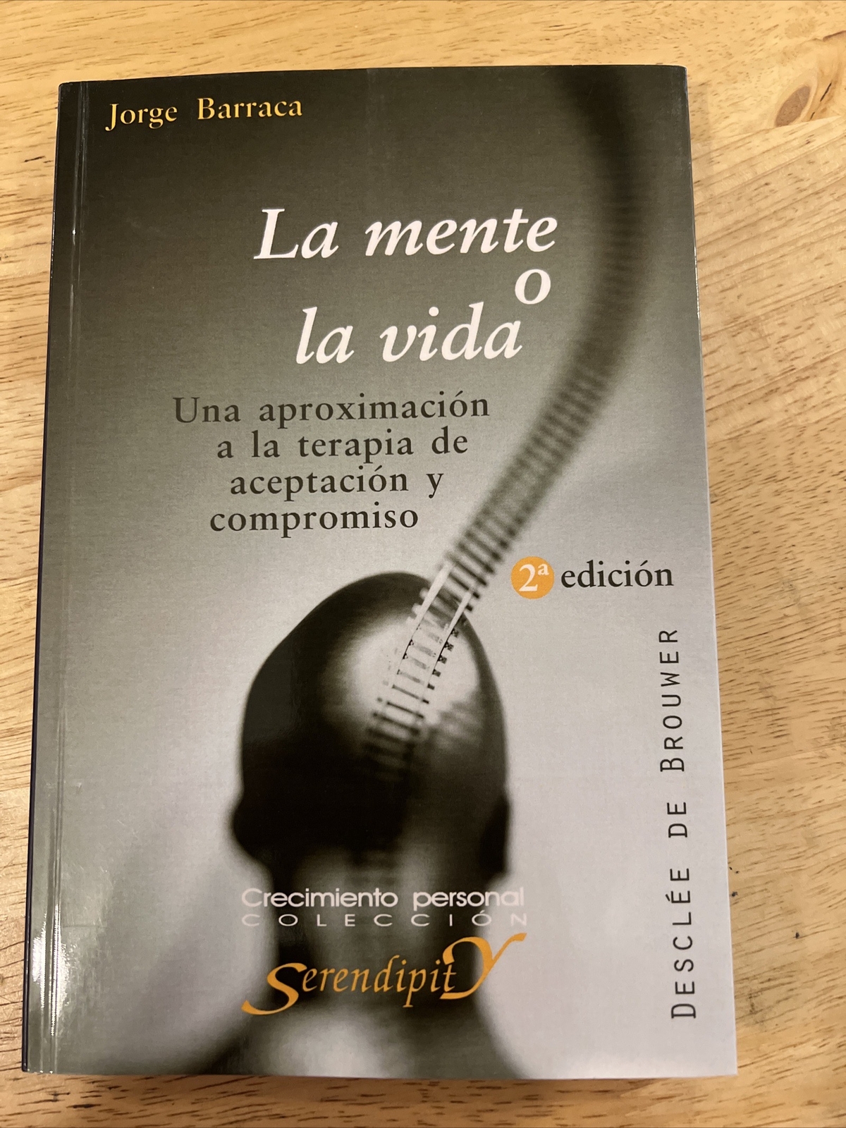 LA MENTE O LA VIDA. UNA APROXIMACION A LA TERAPIA DE By Jorge Barraca